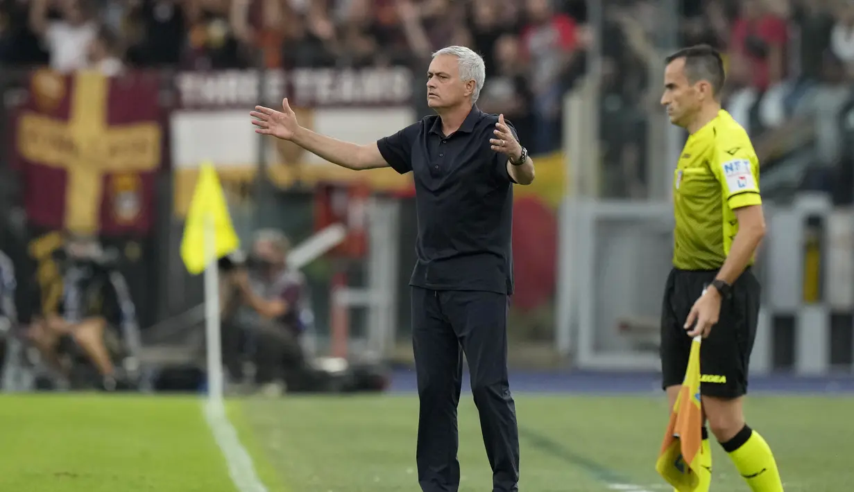 Pelatih AS Roma, Jose Mourinho menginstruksikan pemainnya saat melawan Lazio pada pertandingan lanjutan Liga Serie A Italia di Stadion Olimpiade Roma, Senin (27/9/2021). Dengan kemenangan ini Lazio kini naik ke posisi enam dengan 11 poin dari enam laga. (AP  Photo/Andrew Medichini)