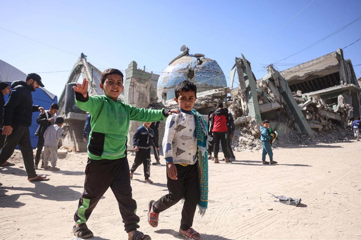 FOTO: Salat Jumat Pertama Ramadan di Tengah Reruntuhan Gaza