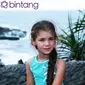 Banyak hal di Bali yang baru dilihatnya membuat Isabella banyak bertanya sepanjang hari. Berbeda dengan karakter Elif yang banyak menangis, Isabella adalah gadis periang yang jarang protes. (Deki Prayoga/Bintang.com)