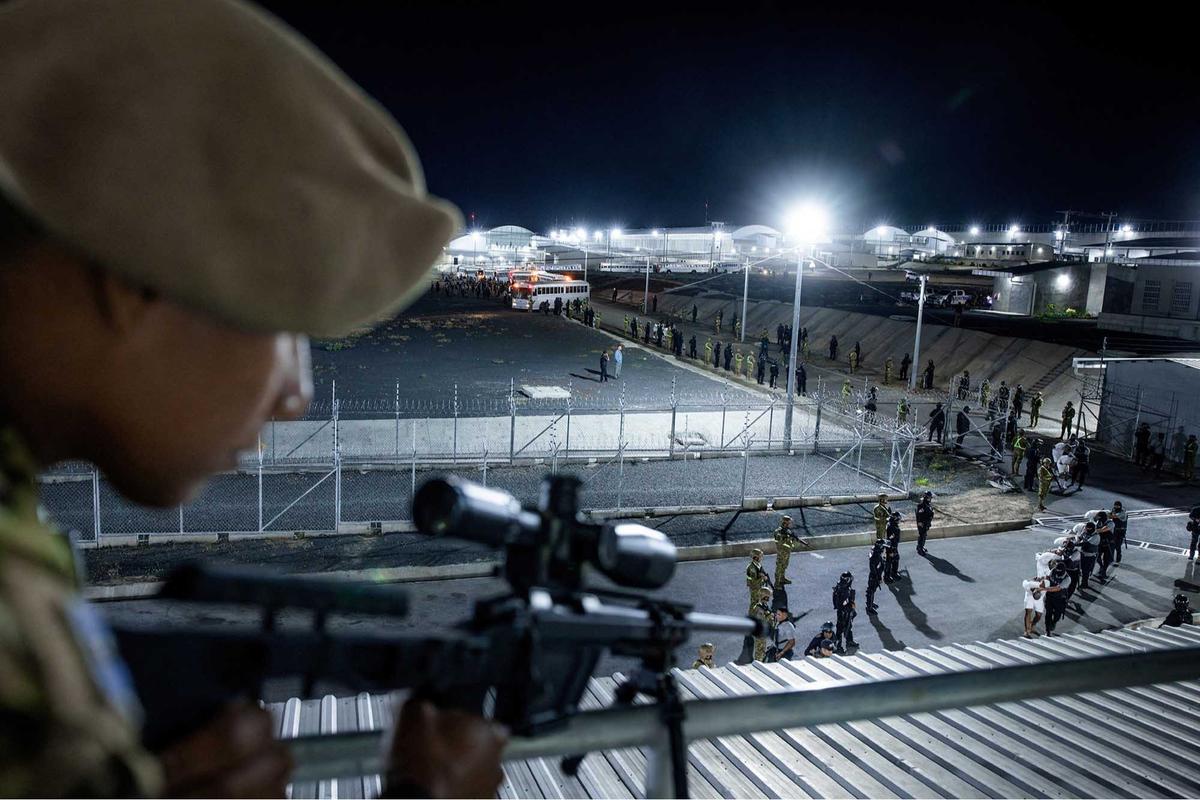 FOTO: Super Ketat Kemanan saat Deportasi 250 Imigran Terduga Anggota Geng Kriminal ke Penjara CECOT El Salvador