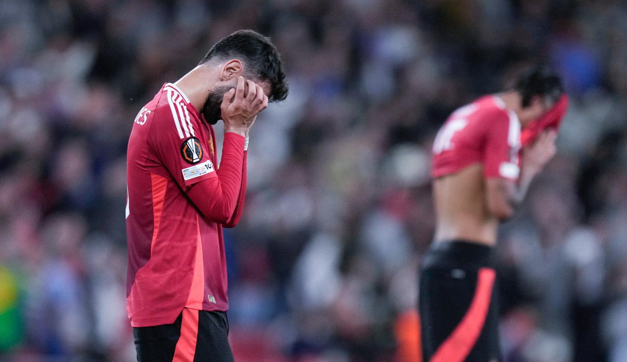 Pemain Manchester United, Bruno Fernandes, tertunduk lesu setelah ditaklukkan Tottenham Hotspur pada laga final Liga Europa di Stadion Mames, Bilbao, Spanyol, Kamis (22/5/2025). (AP Photo/Bernat Armangue)