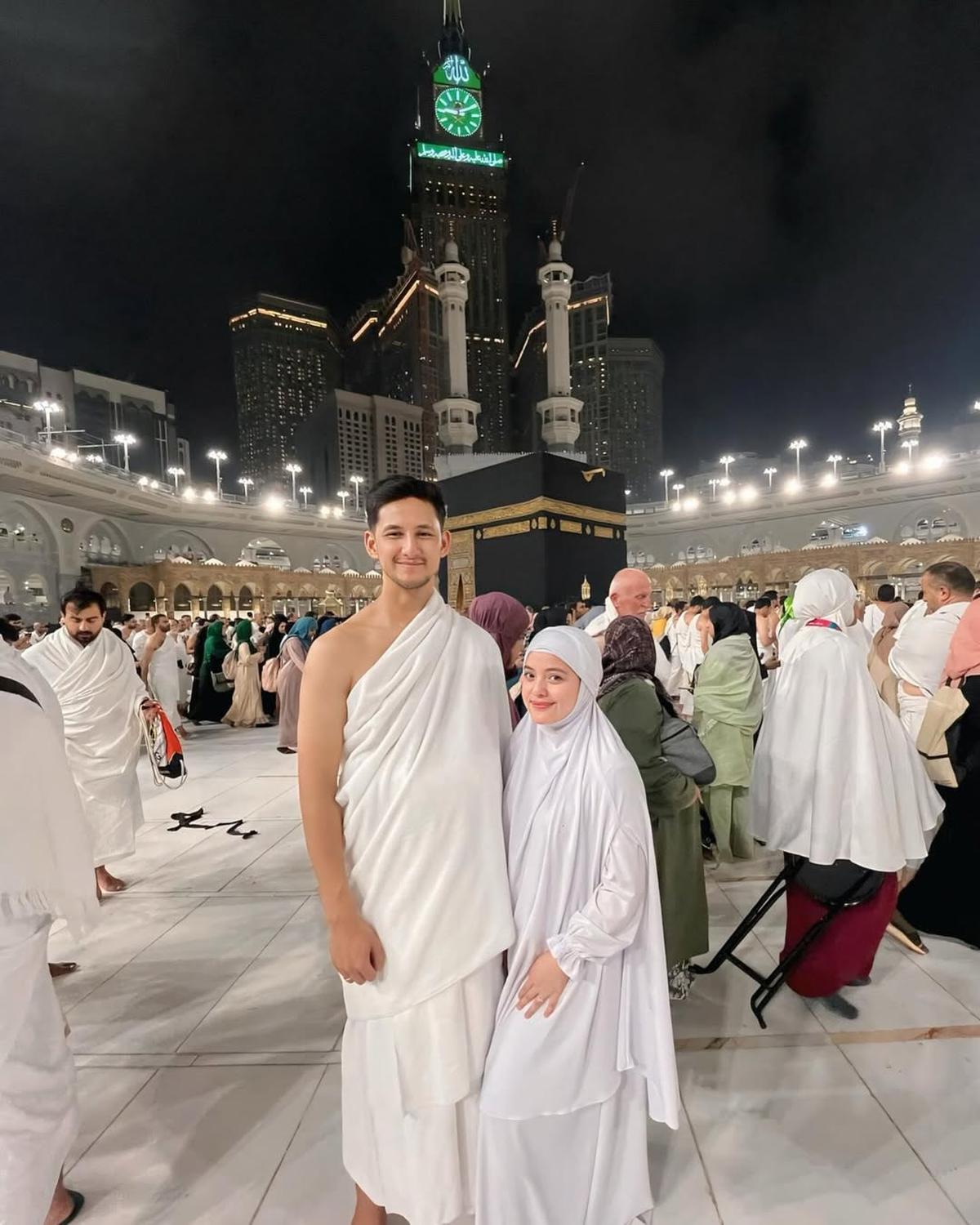 Potret Tasya Kamila Isi Liburan Akhir Tahun dengan Umrah Sekeluarga, Ajak 2 Anaknya Sekaligus