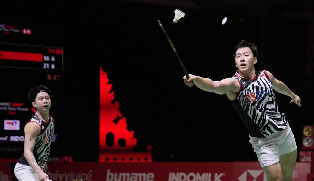 Setelah melalui perjuangan melelahkan selama tiga gim, Marcus/Kevin harus menerima kenyataan kalah dengan skor 16-21, 21-13, 17-21. (AP Photo/Dita Alangkara)