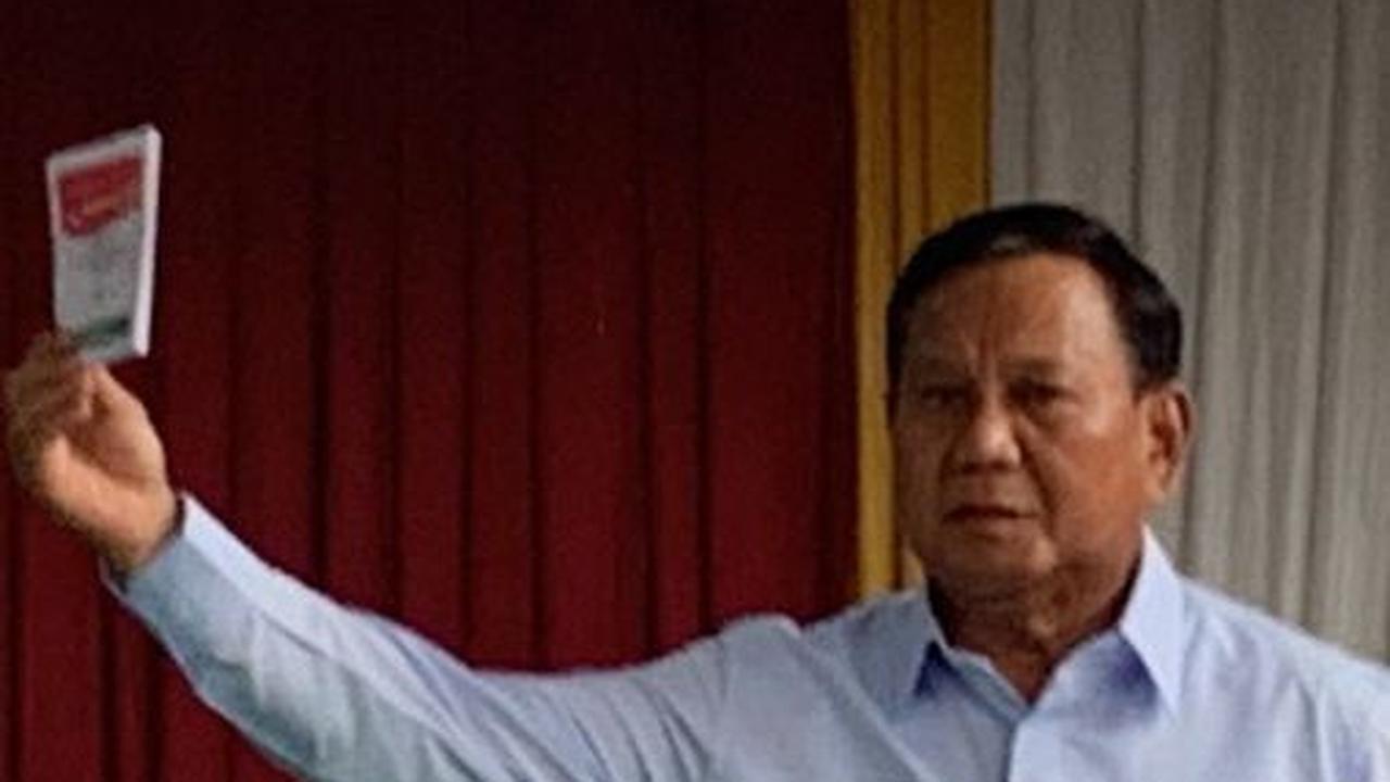 Prabowo Pamer Dua Jari Bertinta Usai Nyoblos: Semoga Hujan Membawa Berkah