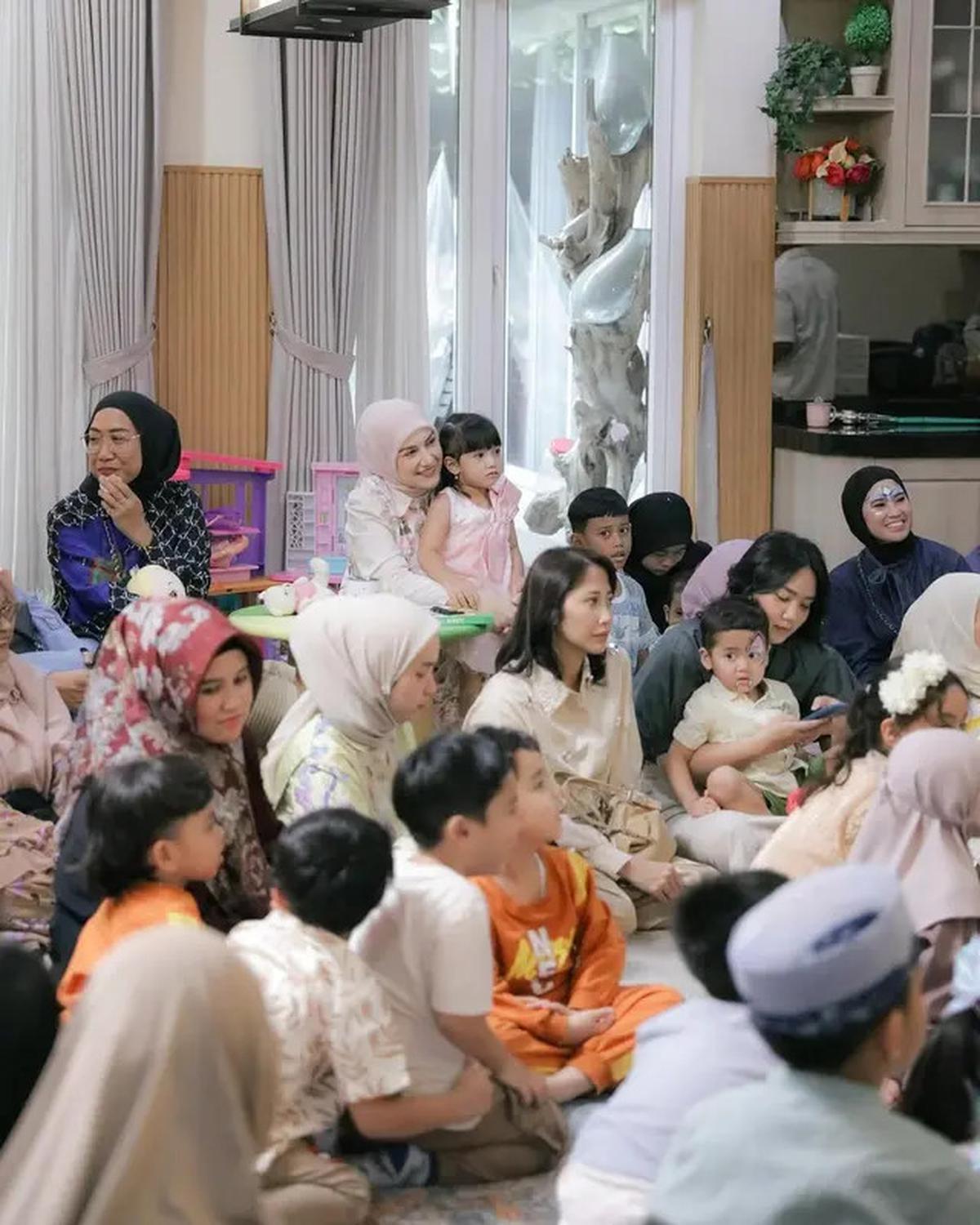 6 Potret Bukber Teman-Teman Anak Irish Bella di Rumah, Sekaligus Silaturahmi Orang Tua