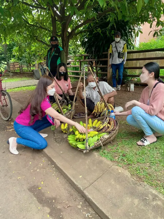 Selebgram Heni Tania berbagi kasih sayang dengan pedagang kecil di Hari Valentine (ist)