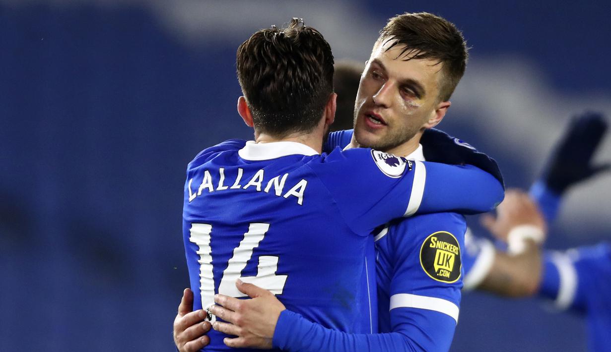 Dua pemain Brighton and Hove Albion, bek Joel Veltman (kanan) dan gelandang Adam Lallana merayakan kemenangan 3-0 atas Newcastle United usai berakhirnya laga lanjutan Liga Inggris 2020/2021 pekan ke-29 di Falmer Stadium, Brighton, Sabtu (20/3/2021). (AP/Clive Rose/Pool)