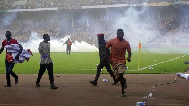 FOTO: Fans Nigeria Ngamuk Usai Gagal Lolos ke Piala Dunia 2022