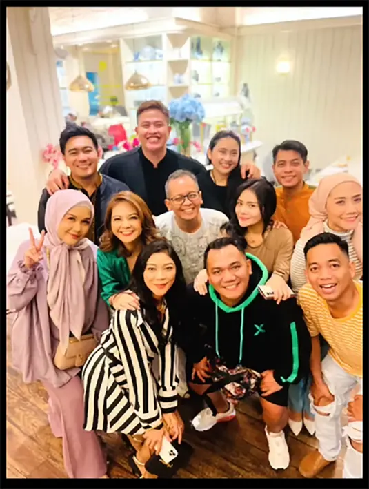 "Isinya ketawa2, becanda2, ledek2an. Krn kurang waktunya, lanjut ngopi2 deh yang alhamdulillah tempatnya deket rumah Semoga nanti ketemu di Halal bi Halal bisa lebih banyak lagi yang datang yaa..," tulis Tiwi. [Instagram/mysamawar]