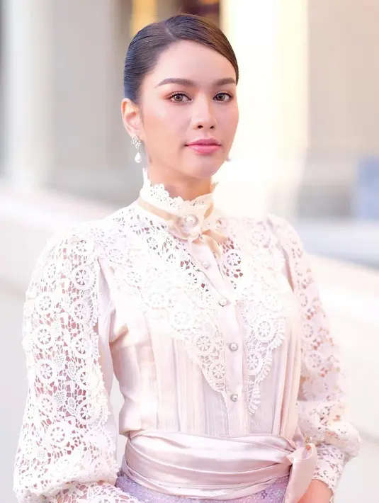 Tampil ala bangsawan dengan riasan natural dan bibir yang dipoles mengilap. (Foto: Instagram @annasnga_1o)