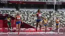 Pelari gawang Amerika Serikat Sydney McLaughlin (tengah) memenangkan final lari gawang 400 meter putri Olimpiade Tokyo 2020 di Tokyo, Jepang, Rabu (4/8/2021). McLaughlin memecahkan rekor dunia sekaligus meraih medali emas di Olimpiade Tokyo 2020. (AP Photo/Petr David Josek)