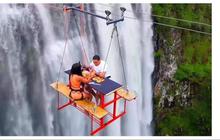 Piknik Ekstrem dengan Menggantung di Sisi Air Terjun Setinggi 90 Meter, Berani Coba?