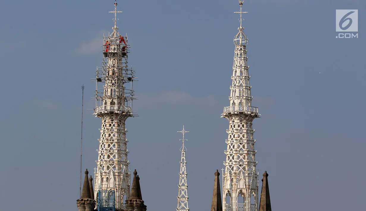 Pekerja melakukan proyek konservasi bagian menara Gereja Katedral Jakarta, Jumat (19/5). Konservasi guna membersihkan, memelihara dan memperbaiki gereja berarsitektur neo-gothic yang merupakan cagar budaya di Jakarta. (Liputan6.com/Immanuel Antonius)