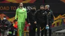 Pau Lopez yang diperkirakan mengalami dislokasi bahu akhirnya ditarik keluar pada menit ke-28 dan digantikan oleh Antonio Mirante. (AP/Jon Super)