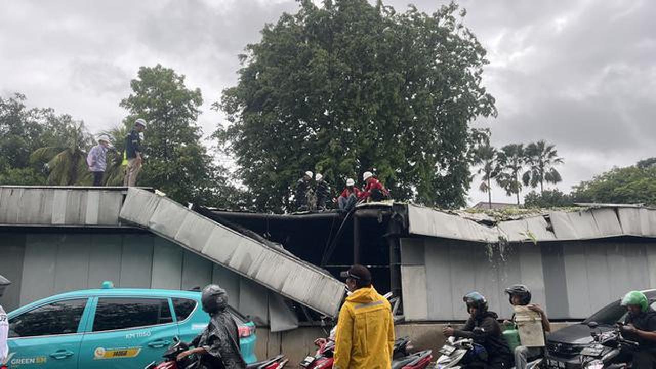 Tertimpa Pohon, Atap Lintasan MRT Jakarta Rusak Parah Hingga Mengganggu Aliran Listrik