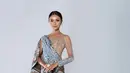 Aura Puteri Indonesia ditunjukkan Farhana saat kenakan evening gown bernuansa batik. [@farhanariswari]