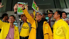 Imam Prasodjo bersama ratusan mahasiswa dan akademisi menyambangi kantor KPK, Jakarta, Rabu (18/2/2015). Mereka menyambut baik keputusan Presiden Jokowi yang membatalkan Budi Gunawan sebagai Kapolri.(Liputan6.com/Faisal R Syam)