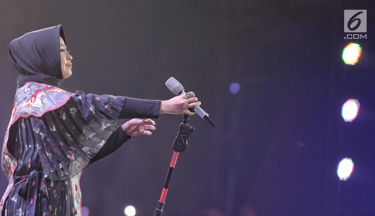 Vokalis Kotak, Tantri saat tampil dalam malam puncak Hut SCTV ke-28 di ICE BSD, Tangerang, Jumat (24/8). Tema yang diusung dalam Hut ke-28 SCTV adalah The Greatest Celebration. (Liputan6.com/Faizal Fanani)