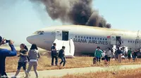 Pilih Koper Atau Nyawa? Foto Evakuasi Asiana Memicu Debat