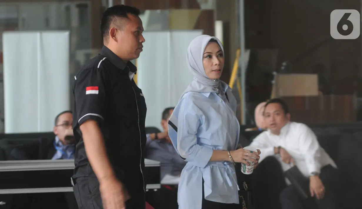 Terpidana General Manager Commercial PT Humpuss Transportasi Kimia, Asty Winasti akan menjalani pemeriksaan di Gedung KPK, Jakarta, Selasa (12/11/2019). Asty diperiksa sebagai saksi terkait suap kerja sama pengangkutan pupuk dengan PT Humpuss Transportasi Kimia (HTK). (merdeka.com/Dwi Narwoko)
