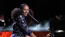 Alicia Keys saat menghibur penonton dalam acara WE Day California di Inglewood, California, AS (27/4). Penyanyi 36 tahun ini memutuskan tidak mengenakan make up sejak penampilannya di MTV VMA 2016. (AP Photo/Chris Pizzello)