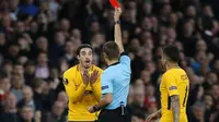 Bek Atletico Madrid, Sime Vrsaljko, menerima kartu merah pada leg pertama semifinal Liga Europa, di Stadion Emirates, London, Kamis (26/4/2018). (AFP/Ian Kington)