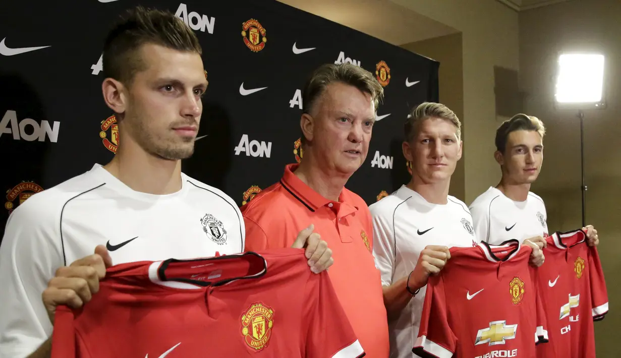 Manajer Mu, Louis Van Gaal saat memperkenalkan pemain barunya kepada awak media di Bellevue, Washington, AS, Rabu (15/7/2015). Selain Schweinsteiger, Van Gaal memperkenalkan Morgan Schneiderlin (kiri) dan Matteo Darmian (kanan). (REUTERS/Jason Redmond)