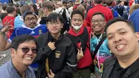 Bola.com bertemu dengan lima penggila bola asal Indonesia yang tengah berlibur ke Eropa dan menyempatkan diri ke fan zone Euro 2024 di Dusseldorf untuk menyaksikan laga antara Prancis kontra Belgia, Senin (1/7/2024). (Bola.com/Benediktus Gerendo Pradigdo)