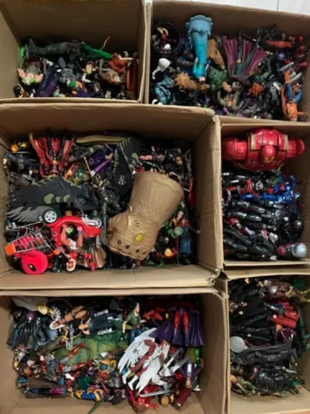 Beli Hadiah Perpisahan untuk Muridnya, Guru di Malaysia Jual Koleksi Action Figure