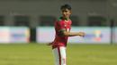 Pemain Timnas Indonesia U-23, Muhammad Arfan saat melawan Suriah U-23 pada laga persahabatan di Stadion Wibawa Mukti, Bekasi, Rabu (16/11/2017). Indonesia kalah 2-3. (Bola.com/NIcklas Hanoatubun)