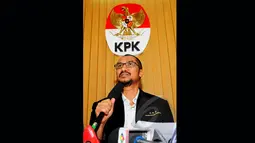 Ketua KPK Abraham Samad mengaku tidak mengetahui kasus pemalsuan dokumen yang membuat dirinya menjadi tersangka saat menggelar konferensi pers di Gedung KPK, Jakarta, Selasa (17/2/2015). (Liputan6.com/Faisal R Syam)