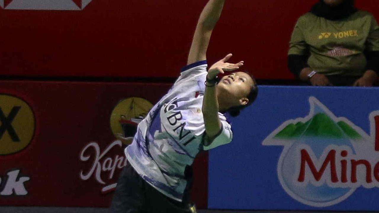 Aksi Putri Kusuma Wardani saat menghadapi Gregoria Mariska Tunjung&nbsp;pada babak 32 besar Indonesia Open 2024 di Istora Senayan, Jakarta, Selasa (4/6/2024).&nbsp;Foto: Liputan6.com/Herman Zakharia