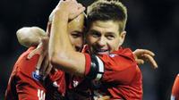 Skipper Liverpool Steven Gerrard (kanan) merayakan gol dengan Jonjo Shelvey ketika mengalahkan Oldham Athletic 5-1 pada partai putaran ketiga FA Cup di Anfield, Liverpool, 6 Januari 2012. AFP PHOTO/ANDREW YATES
