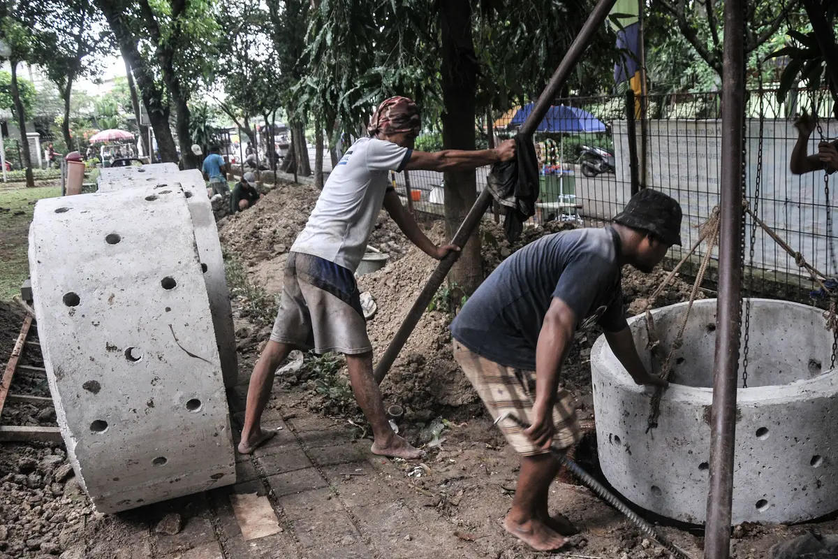 FOTO: Pembangunan Sumur Resapan di RPTRA Meruya Utara