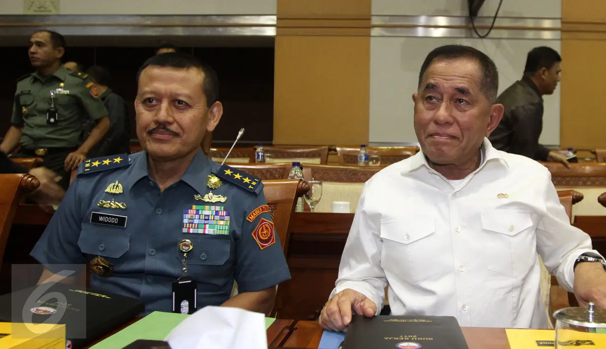 Menteri Pertahanan Ryamizard Ryacudu (kanan) ditemani Sekjen Kemenhan Laksamana Madya Widodo menghadiri Rapat Kerja bersama Komisi I DPR RI, di Kompleks Parlemen, Jakarta, Kamis (13/4). (Liputan6.com/Johan Tallo)