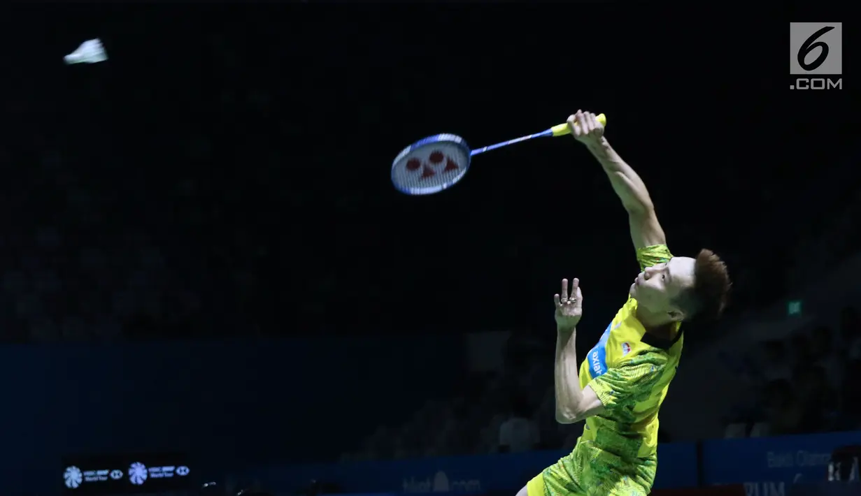 Tunggal putra Malaysia, Lee Chong Wei bersiap smesh saat melawan pebulu tangkis Hong Kong, Ng Ka Long Angus pada 32 besar Indonesia Open 2018, Istora GBK, Jakarta, Rabu (4/7). Lee Chong Wei unggul 21-15, 18-21, 21-10. (Liputan6.com/Helmi Fithriansyah)