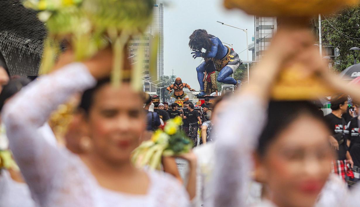 Festival digelar mulai pukul 06.00 hingga 09.00 WIB dengan rute Monumen Nasional (Monas) menuju Bundaran Hotel Indonesia dan kembali lagi. Tampak dalam foto, warga mengarak ogoh-ogoh saat pawai budaya di kawasan Bundaran Hotel Indonesia, Jakarta, Minggu (8/3/2026). (merdeka.com/Arie Basuki)