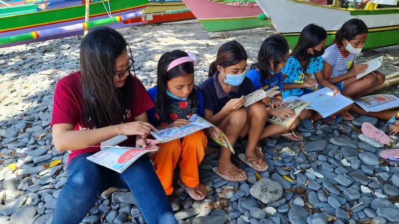 Kegiatan yang digelar di kelurahan Posokan, Lembeh Utara, Kota Bitung ini dengan memberikan 415 buku pembelajaran dari hasil donasi.