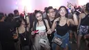 Para penonton saat menikmati musik dalam acara Invasion 2017 yang bertajuk Lost In Wonderland di Jakarta, Jumat (22/9). Sejumlah DJ dunia menghibur para party goers Indonesia. (Liputan6.com/Herman Zakharia)