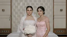 Sebagai seorang kakak, kehadiran dan dukungannya sangat berarti bagi Yunita. Tidak sedikit netizen yang ikut terharu melihat keakraban mereka. Kakak Yunita Siregar cantik dalam balutan gaun brokat warna merah muda. Rambut yang ditata dengan model low bun dengan juntaian poni di kiri dan kanannya, kakak artis berusia 30 tahun ini semakin pancarkan pesonanya. (Liputan6.com/IG/@yunitasiregar)