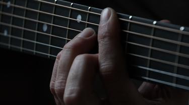 Cara bermain gitar