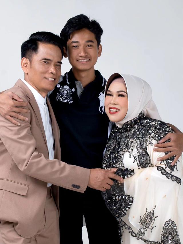 6 Potret Redi Mulyana Adik Lesti Kejora, Bak Anak Tunggal di Pemotretan Keluarga