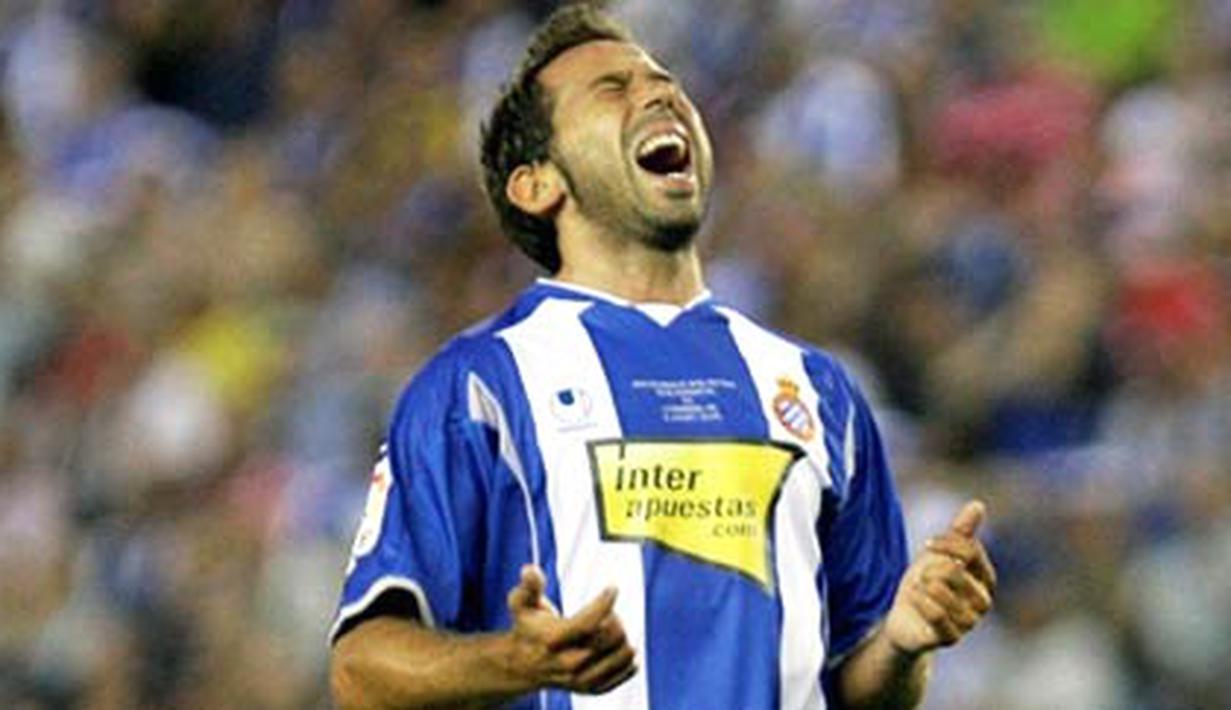 Reaksi kekecewaan dari striker Espanyol, Raul Tamudo, dalam laga persahabatan kontra Liverpool di stadion baru milik Espanyol, Cornella-El Prat pada 2 Agustus 2009. AFP PHOTO/JOSEP LAGO