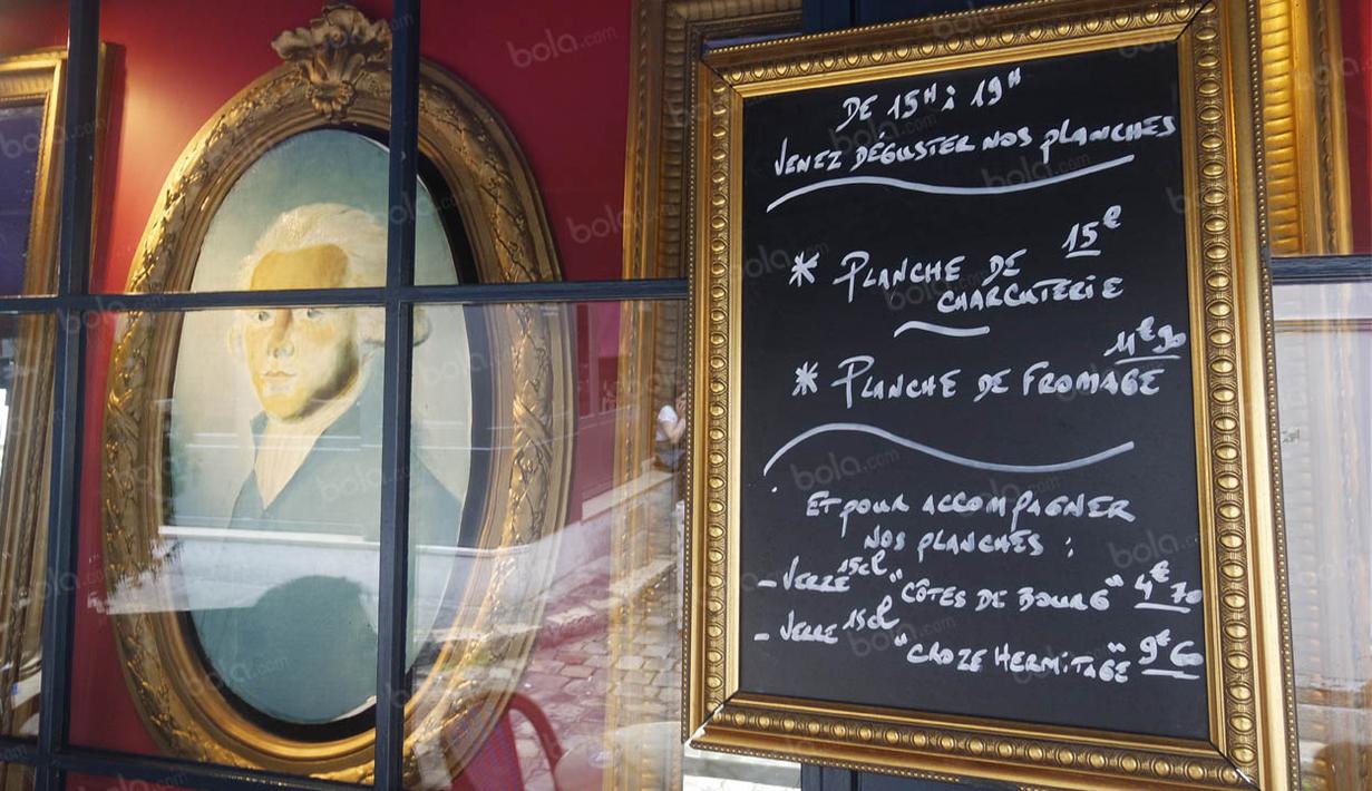 Restoran yang terletak di Rue de L’Ancienne Comedie ini berdiri sudah sejak tahun 1686. (Bola.com/Vitalis Yogi Trisna)