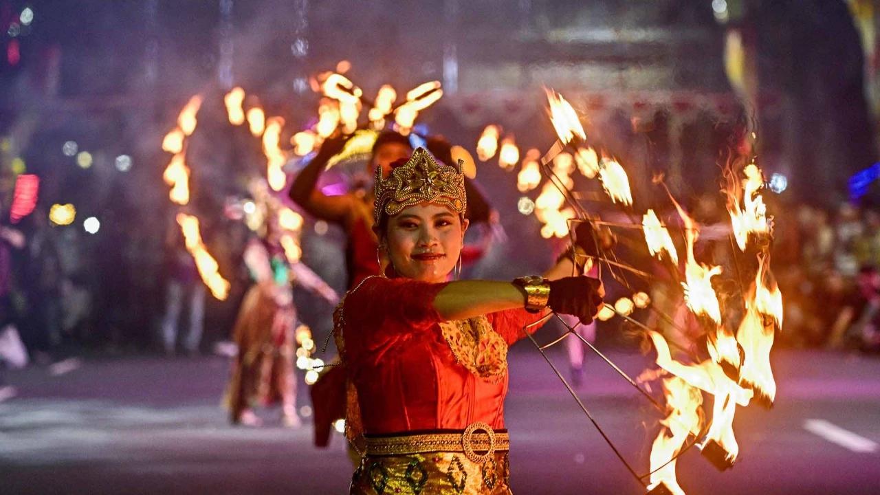 FOTO: Surabaya Vaganza 2026 Hadirkan Parade Lampu  Hias dan Atraksi Penari Api