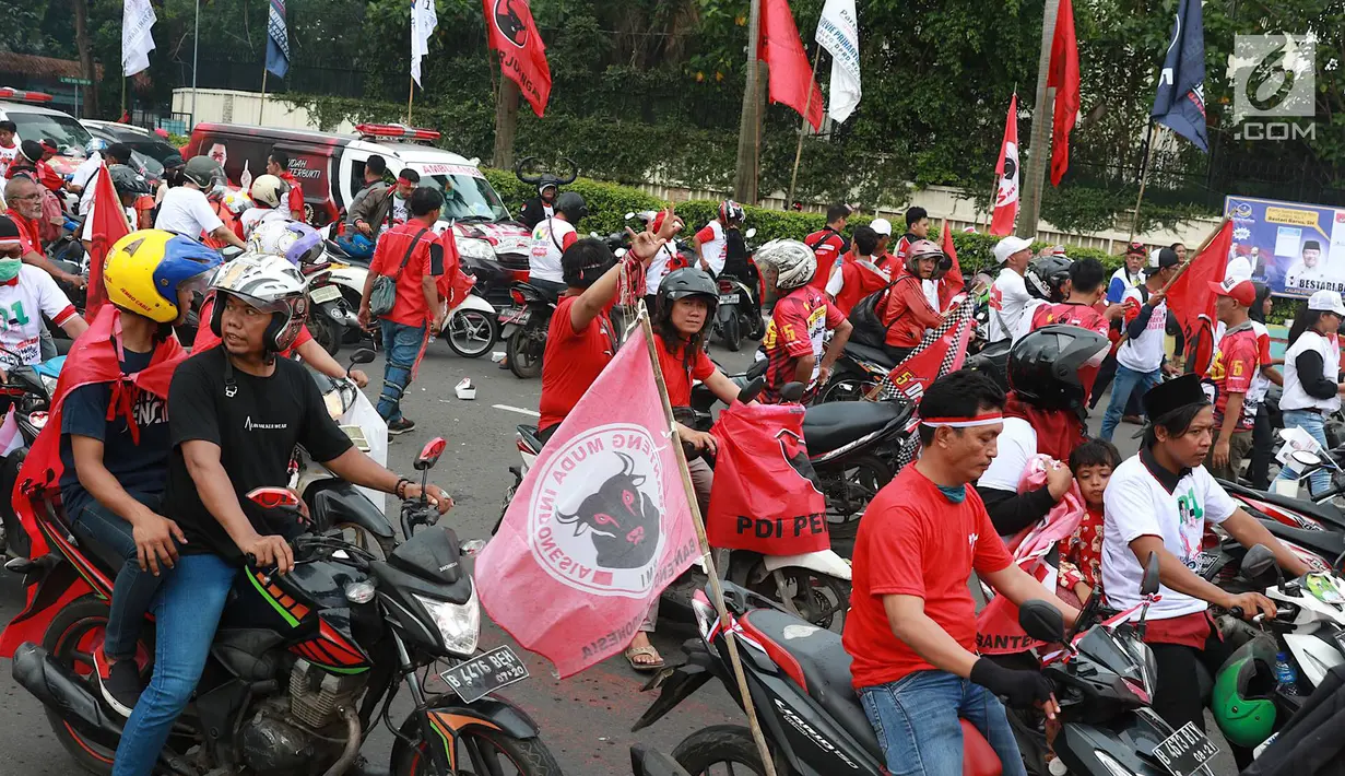 Massa pendukung pasangan calon presiden dan wakil presiden nomor urut 01 Jokowi-Ma'ruf Amin berkonvoi saat kampanye akbar di sekitar Bundaran HI, Jakarta, Sabtu (13/4). Ribuan orang berkumpul untuk menghadiri kampanye akbar pasangan Jokowi-Ma'ruf Amin di Stadion GBK. (Liputan6.com/Immanuel Antonius)