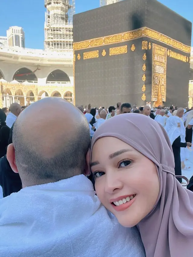 4 Tampilan Wajah Glowing dan Awet Muda Maia Estianty yang Jadi Sorotan Saat Jalani Ibadah Umroh