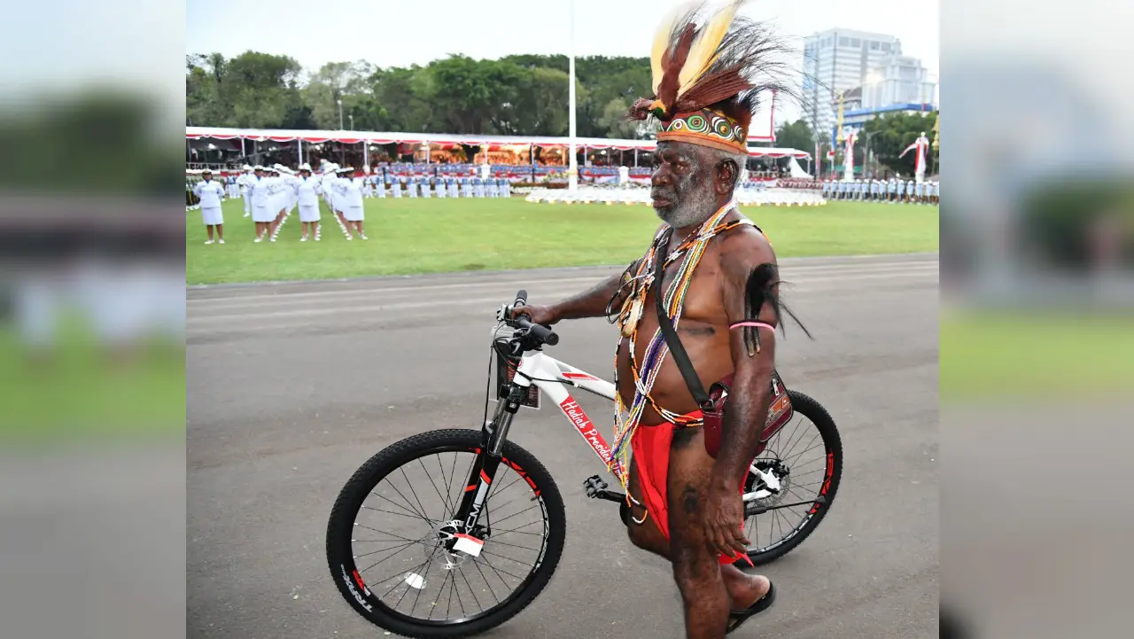 Frans Maksim Kepala Suku Arfak mendapat hadiah sepeda dari Presiden Joko Widodo (foto: Biro Pers Kepresidenan)
