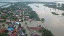 Foto udara tanggul jebol di Desa Sumberurip, Pebayuran, Kabupaten Bekasi, Jawa Barat, Senin (22/2/2021). Banjir akibat luapan sungai Citarum mengakibatkan 5 Desa terisolir selama tiga hari akibat tanggul sungai Citarum jebol. (Liputan6.com/Herman Zakharia)