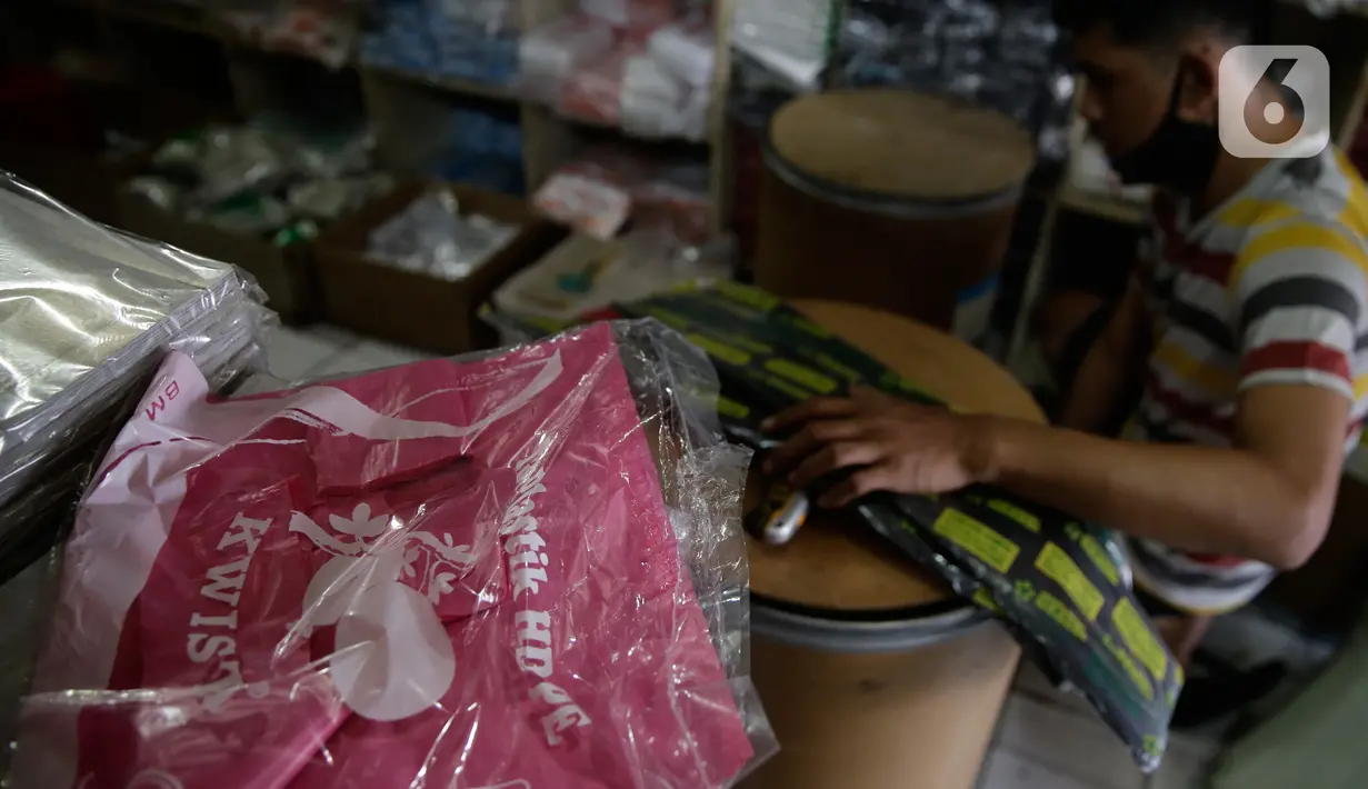 Aktivitas pedagang wadah dan kemasan plastik di Cipadu, Kota Tangerang, Jumat (17/9/2021). Cukai kemasan dan wadah plastik akan diterapkan pada 2022 karena sampah berkontribusi 15 persen terhadap total sampah secara nasional. (Liputan6.com/Angga Yuniar)